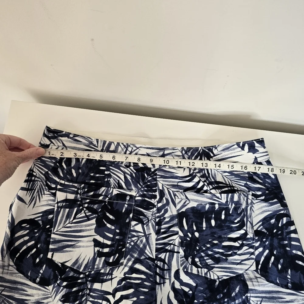 Spanx On the Go Tropical Print Navy/White Twill Shorts Size XL Stretch Casual